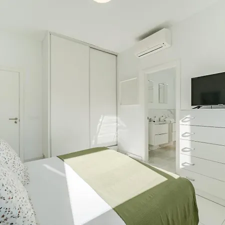 Ave Del Paraiso Villa *